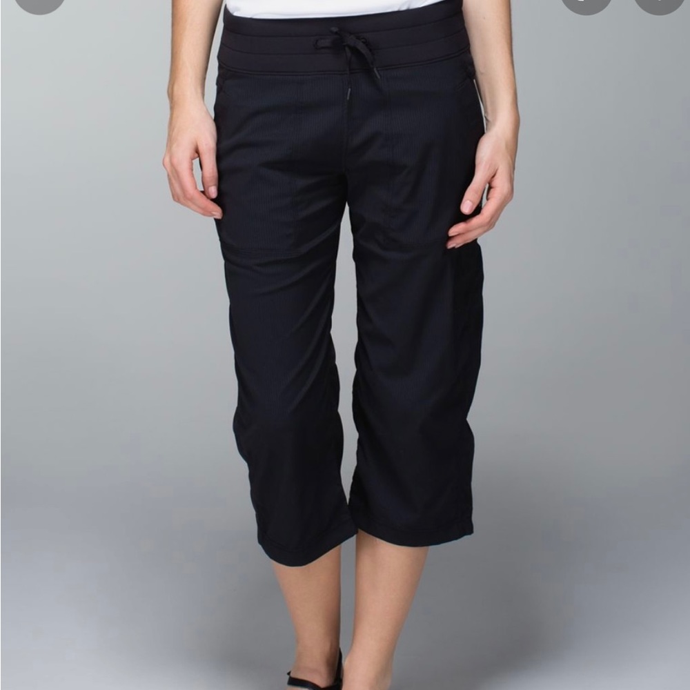 Lululemon cropped pants in dark blue, size 6
